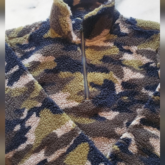 🔥 New Banana Republic Camo Sherpa Pull Over Sweater XS men (Green & Brown) - Picture 5 of 6